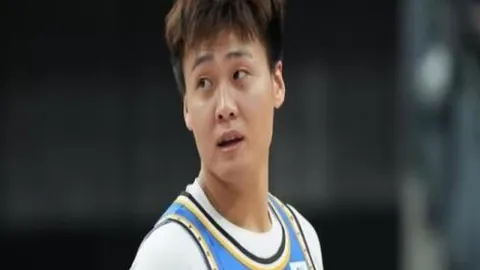 球场现打火机，球队被判输球