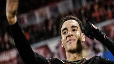 “科尔维尔越位犯规在先，VAR判定凯塞多精彩远射得分”